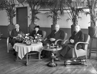 821688 Groepsportret ter gelegenheid van het 50-jarig jubileum van A.S. de Muinck Keizer (rechts) van de N.V. ...